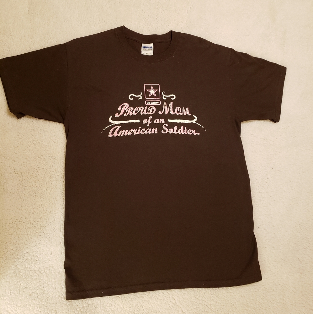 Proud Mom of an American Soldier t-shirt.